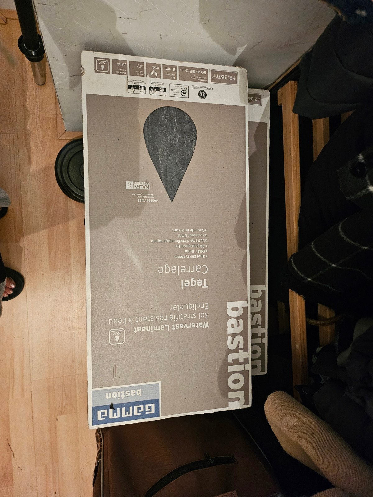 Tekoop Laminaat Bastion. Waterbestendig Antraciet tegel., 60 cm of meer, Nieuw, Vloertegels, Marmer