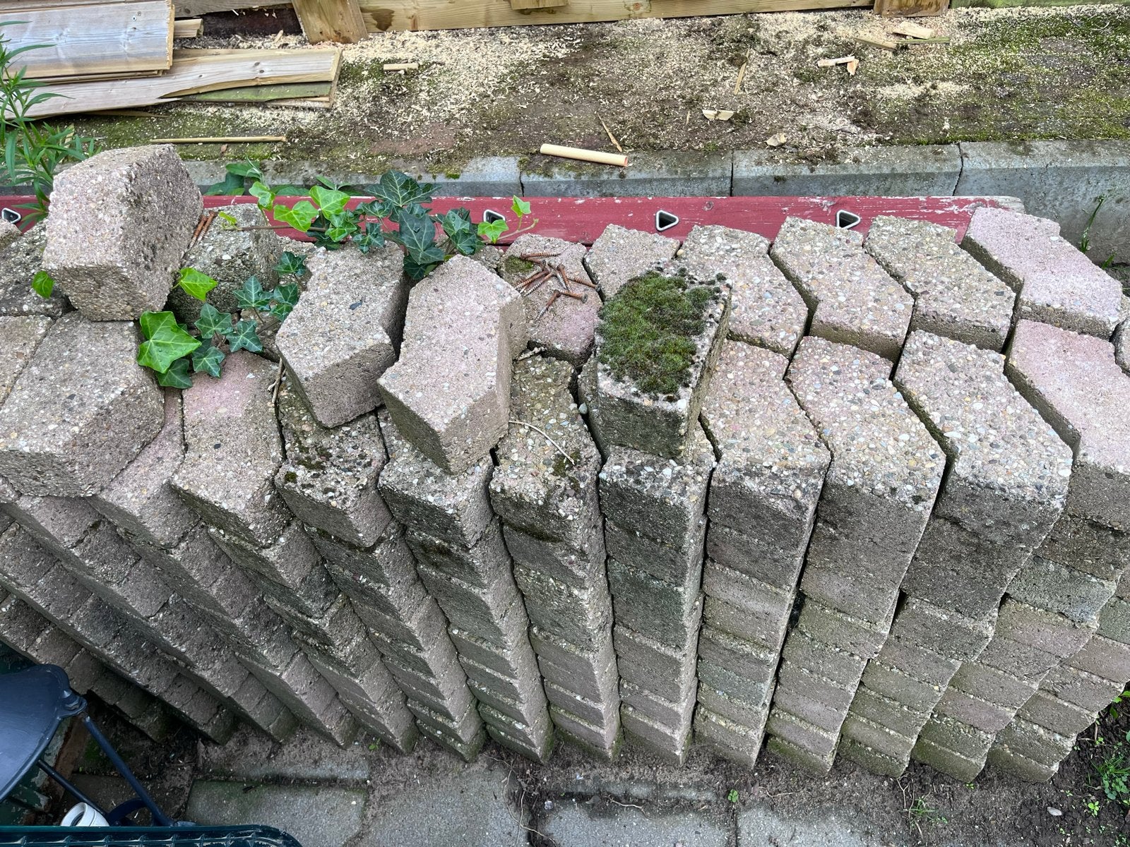 Gratis 250 stuks betonnen klinkers voor tuin of oprit, Ophalen, Gebruikt, Klinkers, 10 m² of meer