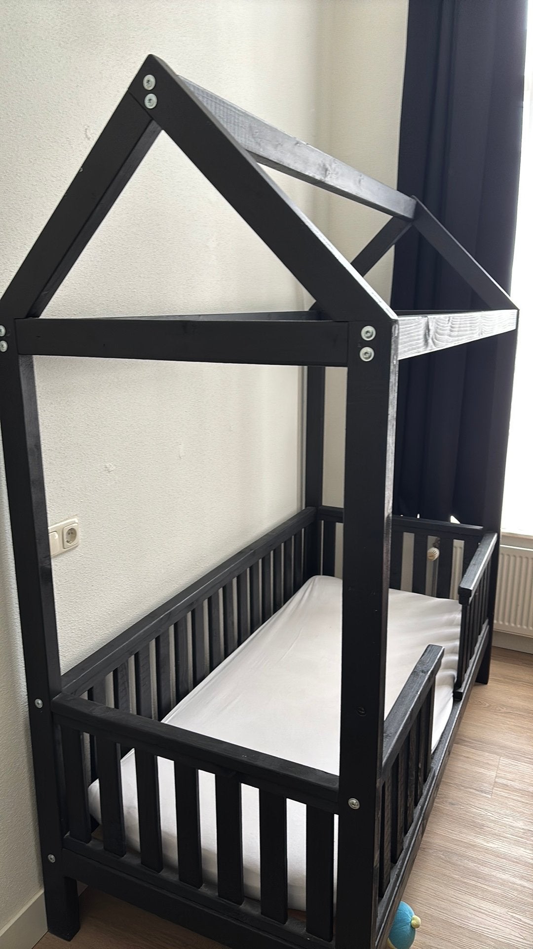Houten Peuterbed in Huisvorm met Matras en Overtrek, Kinderen en Baby's, Kinderkamer | Bedden, Ophalen, 160 tot 180 cm, 70 tot 85 cm