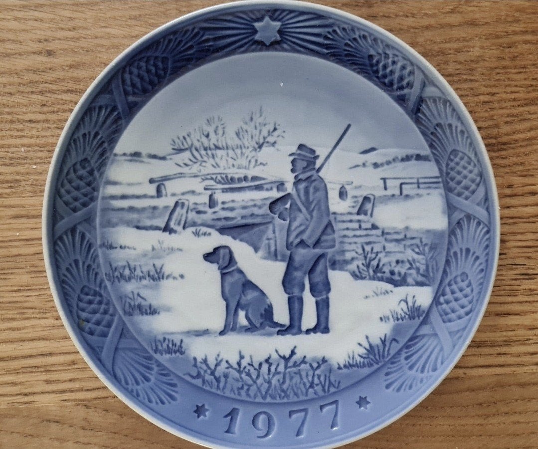 Royal Copenhagen Kerstbord 1977 - Jager met hond, Ophalen of Verzenden