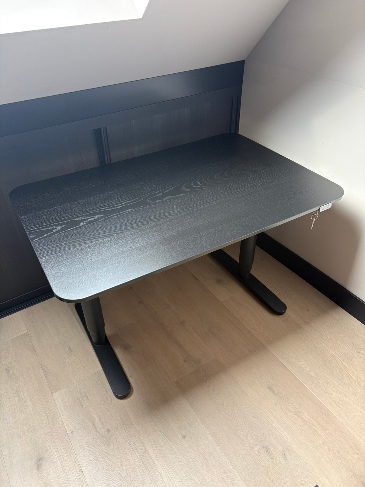 Ikea elektrisch verstelbaar bureau 120x80cm, eikennerf, Ophalen, Elektrisch, Spaanplaat of MDF, Zo goed als nieuw