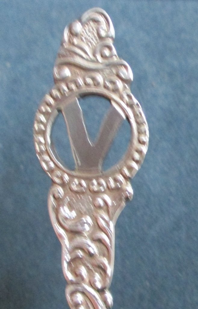 Mooi theelepeltje letter letterlepeltje V van Vera Victor, Verzamelen, Verzilverd, Ophalen of Verzenden, Zo goed als nieuw, Metaal