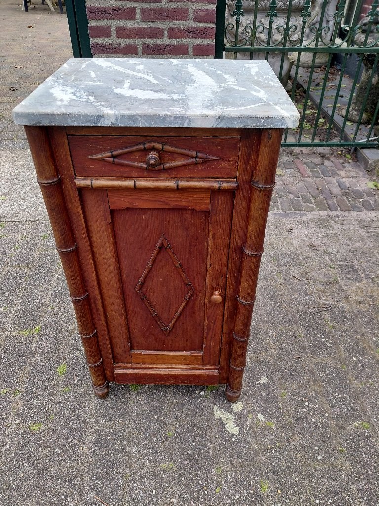 Antiek nachtkastje bamboemotieven, grijs marmeren blad., Antiek en Kunst, Ophalen