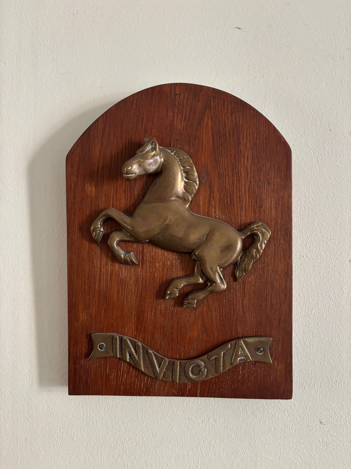 Vintage bronzen paard op houten plaquette - Invicta, Antiek en Kunst, Ophalen of Verzenden