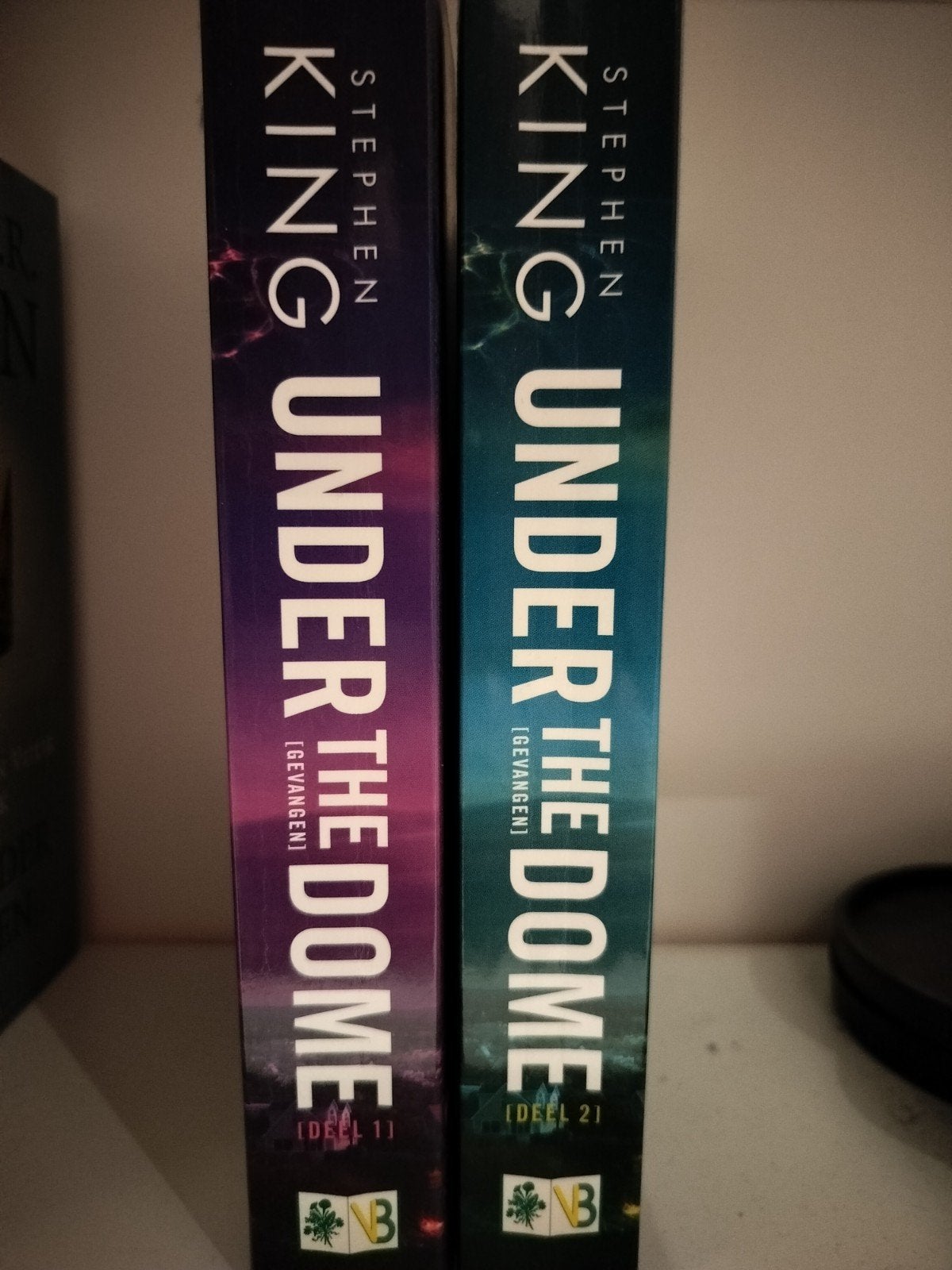 Stephen King – Under the Dome / Gevangen – Deel 1 & 2, Boeken, Ophalen of Verzenden, Gelezen, Stephen King