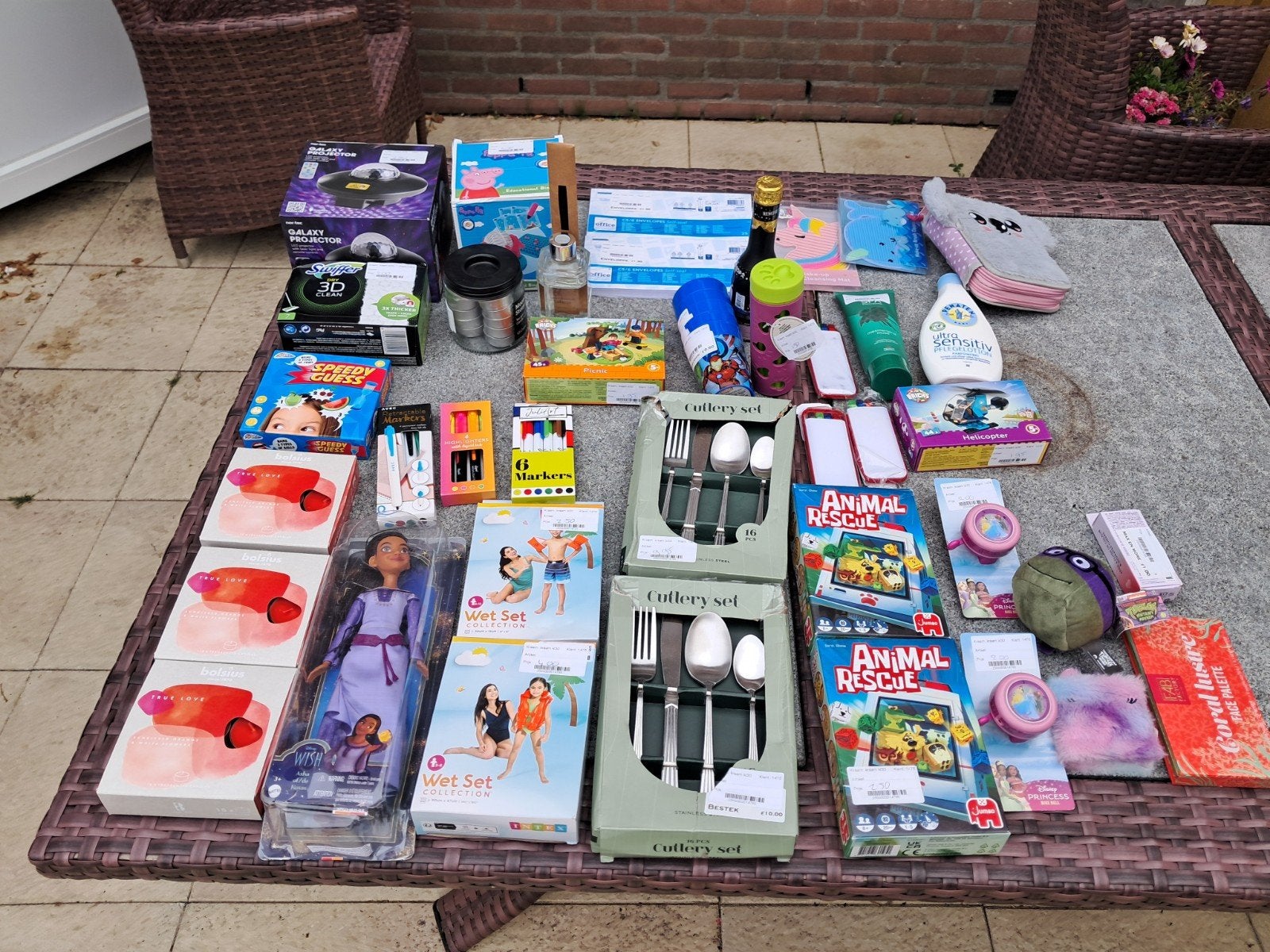 Ruim 35 dozen met rommelmarkt/braderie spullen en los, Ophalen