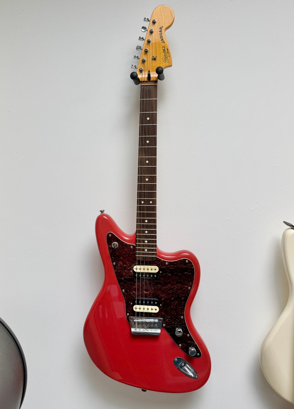 Rode Squier Vintage Modified Jaguar HH met koffer, Ophalen of Verzenden, Zo goed als nieuw, Solid body, Fender