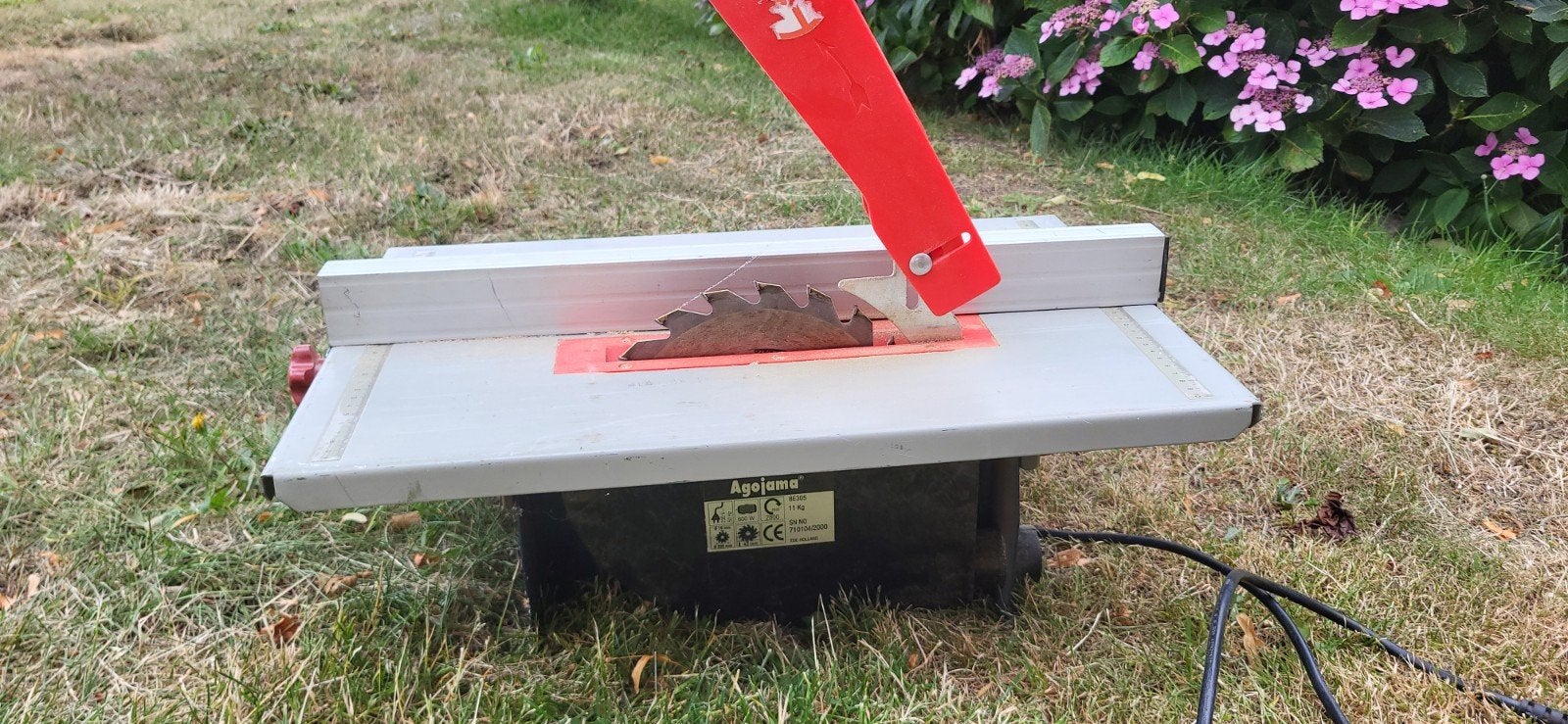 Compacte tafelzaag - Ideaal voor kleine klussen, Doe-het-zelf en Verbouw, Gereedschap | Zaagmachines, Gebruikt, Cirkelzaag, 600 tot 1200 watt