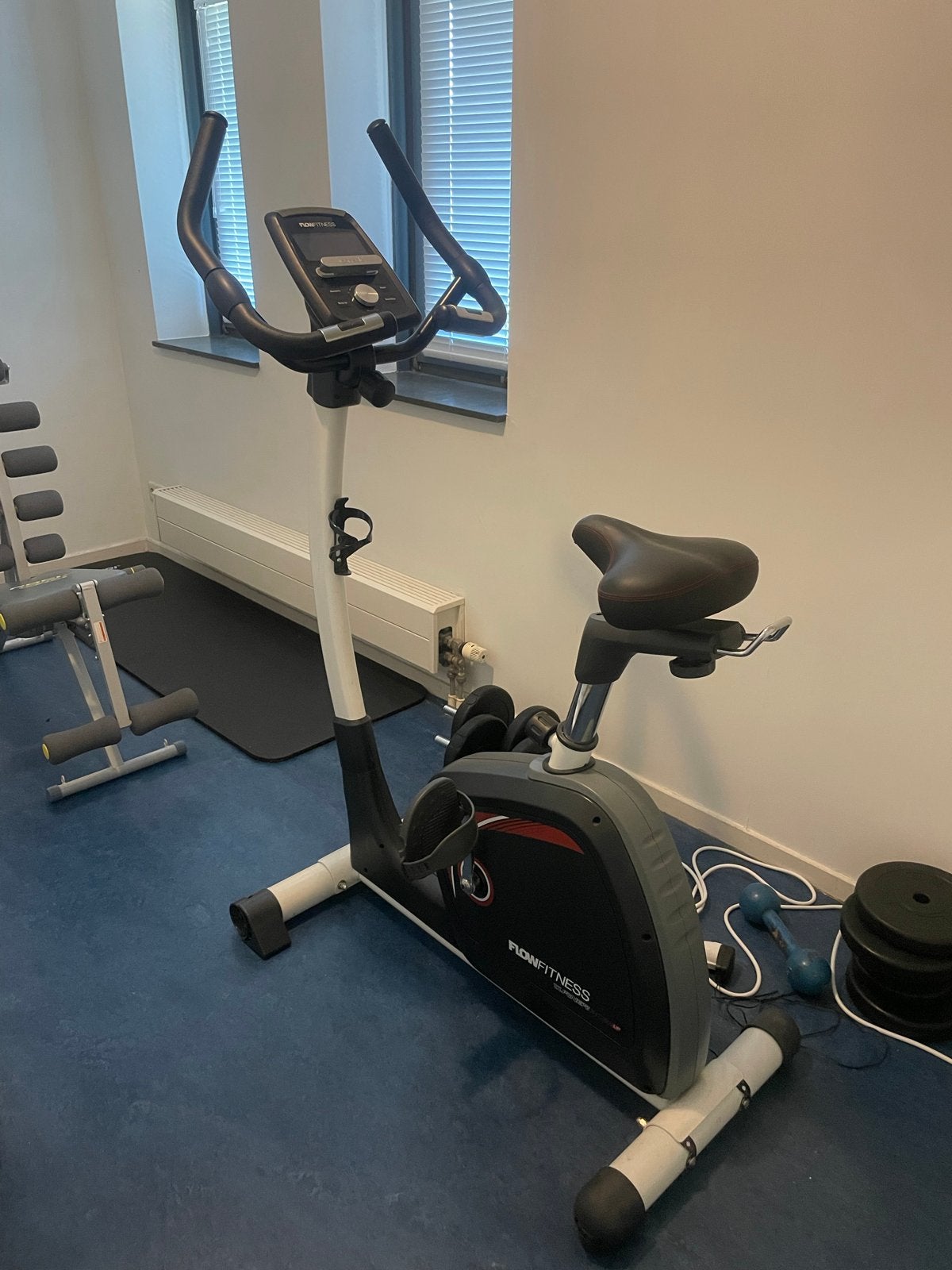 Flow Fitness Hometrainer - Zo goed als nieuw, Ophalen, Zo goed als nieuw, Metaal, Benen