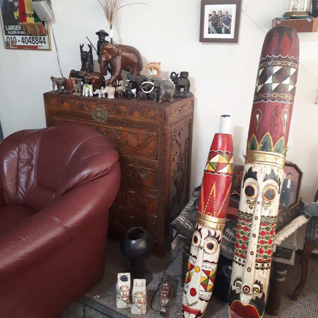 Houten beelden en houten tafeltje met olifanten.met 4 bijzet, Overige onderwerpen, Ophalen of Verzenden, Beeld, Hout