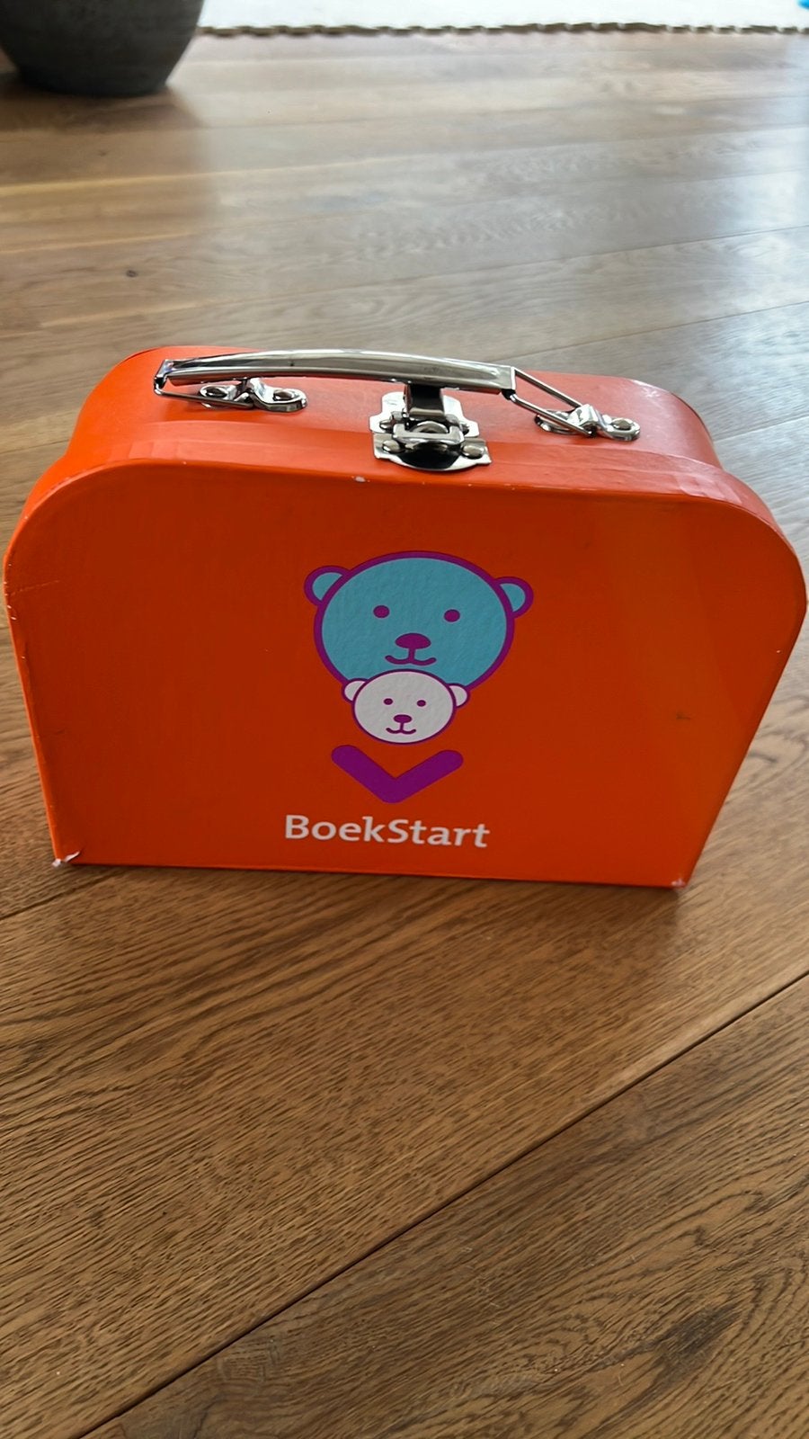 Oranje kartonnen koffer Boekstart - Kom naar de Bibliotheek, Ophalen of Verzenden, Gebruikt