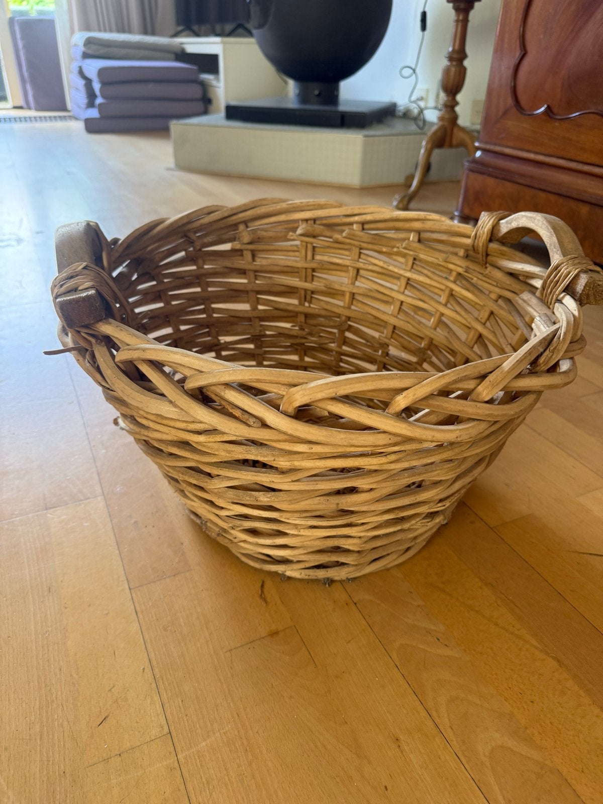 Stevige rietenmand voor hout of decoratie, Ophalen, Gebruikt, Gevlochten, Mand
