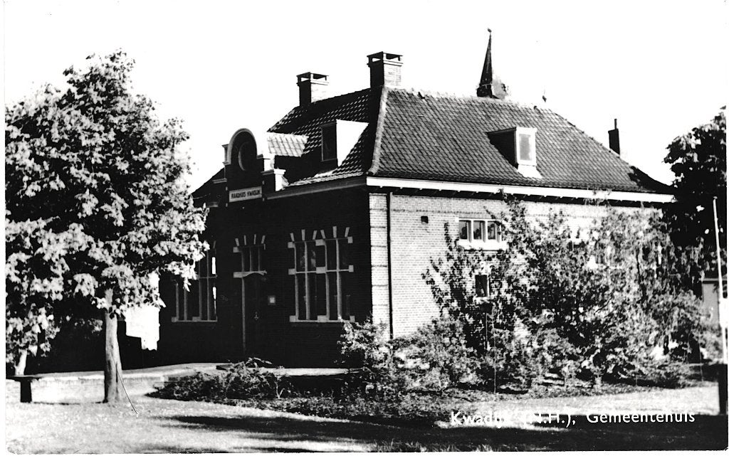 700873 Kwadijk NH Gemeentehuis Nette oude kaart onbeschreven
