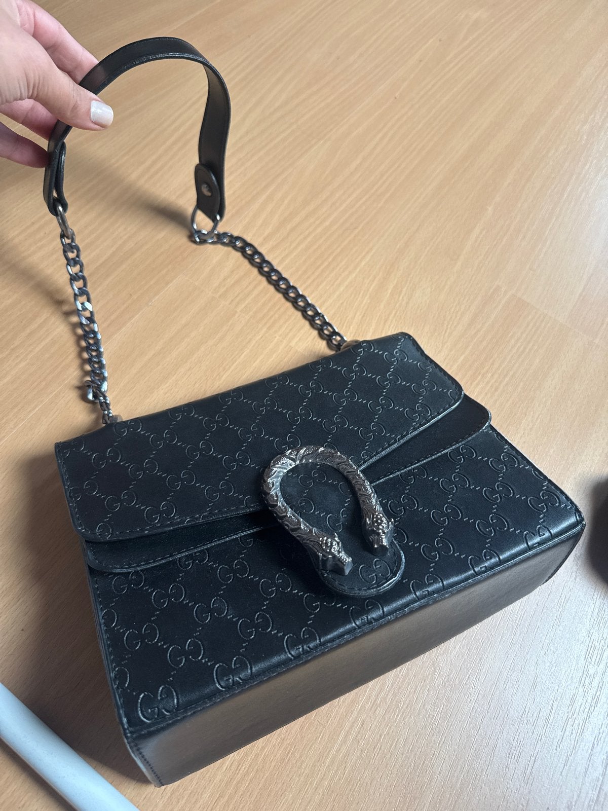 Zwarte handtas met ketting en slangenkop sluiting, Ophalen of Verzenden, Gebruikt, Zwart, Handtas