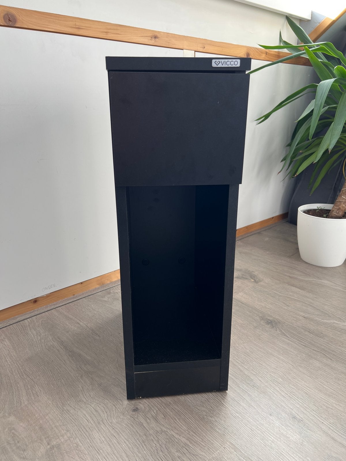 Smal zwart Vicco nachtkastje met lade en open vak, Gebruikt, Minder dan 45 cm, Ophalen of Verzenden, 70 cm of meer