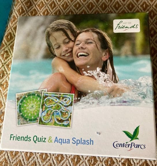 Center Parcs Friends Quiz & Aqua Splash Bordspel spellendoos, Drie of vier spelers, Ophalen of Verzenden, Zo goed als nieuw