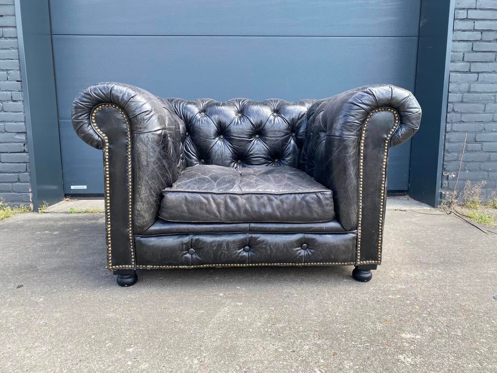 Stoere XL Chesterfield club fauteuil vingage zwart, Huis en Inrichting, Fauteuils, Ophalen of Verzenden, Zo goed als nieuw, 75 tot 100 cm