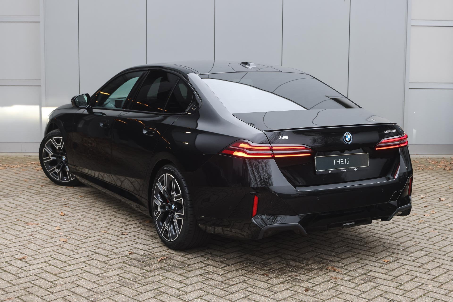 BMW i5 eDrive40 M Sport / Panoramadak / Stoelventilatie / Pa, Auto's, Automaat, Achterwielaandrijving, Met garantie (alle), Zwart