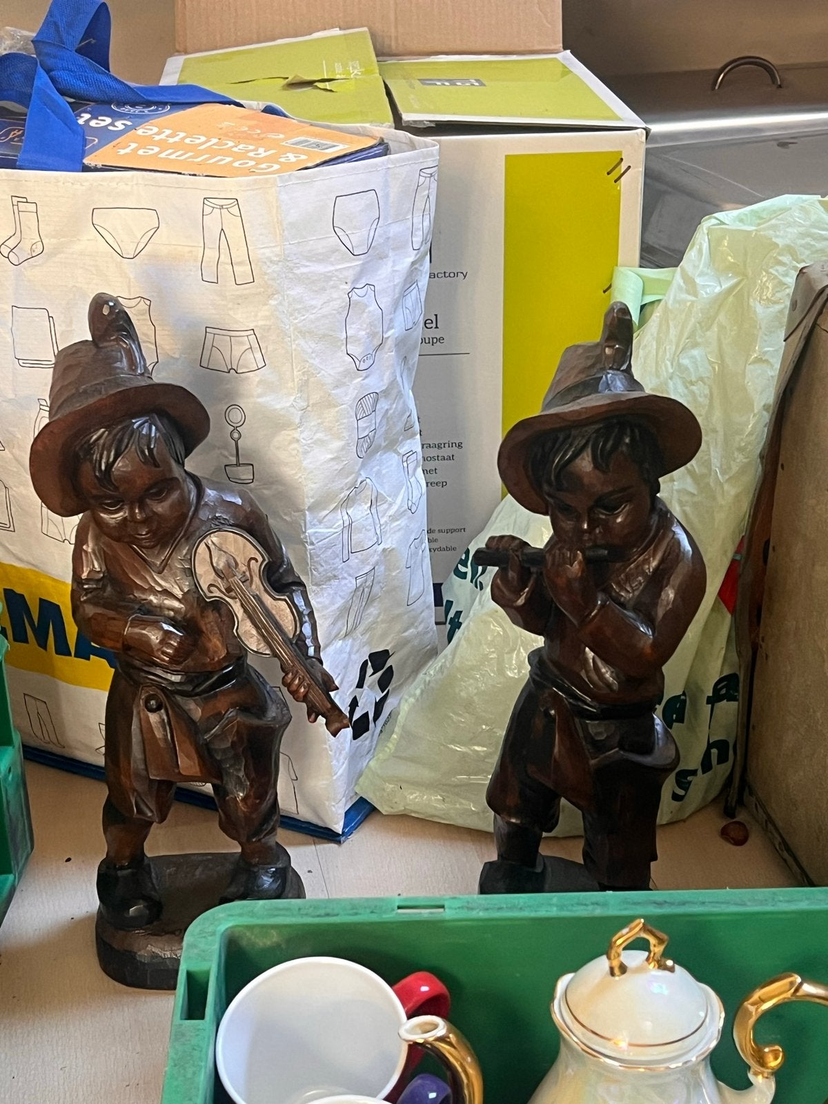 Twee handgesneden houten beelden van muzikanten, Ophalen, Handgemaakt, 20 - 50 cm, Beeld