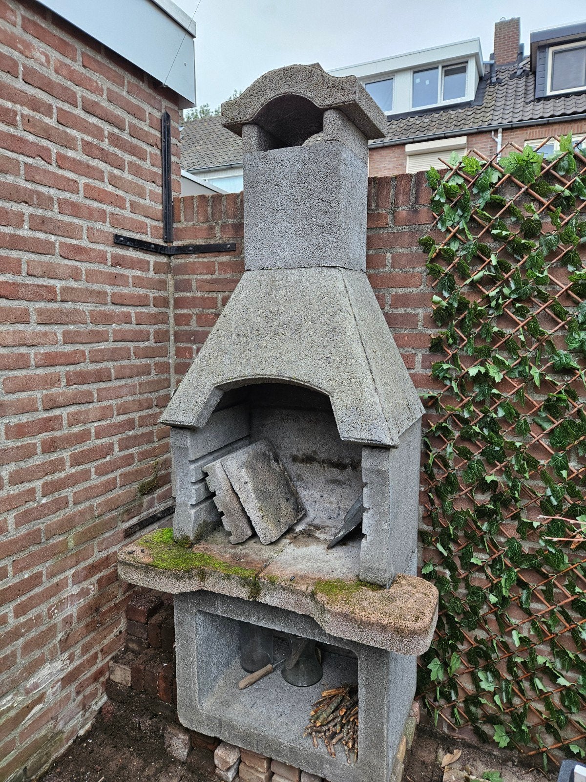 Betonnen buitenhaard/barbecue GRATIS OPHALEN, Gebruikt, Houtskool, Onbekend, Ophalen of Verzenden