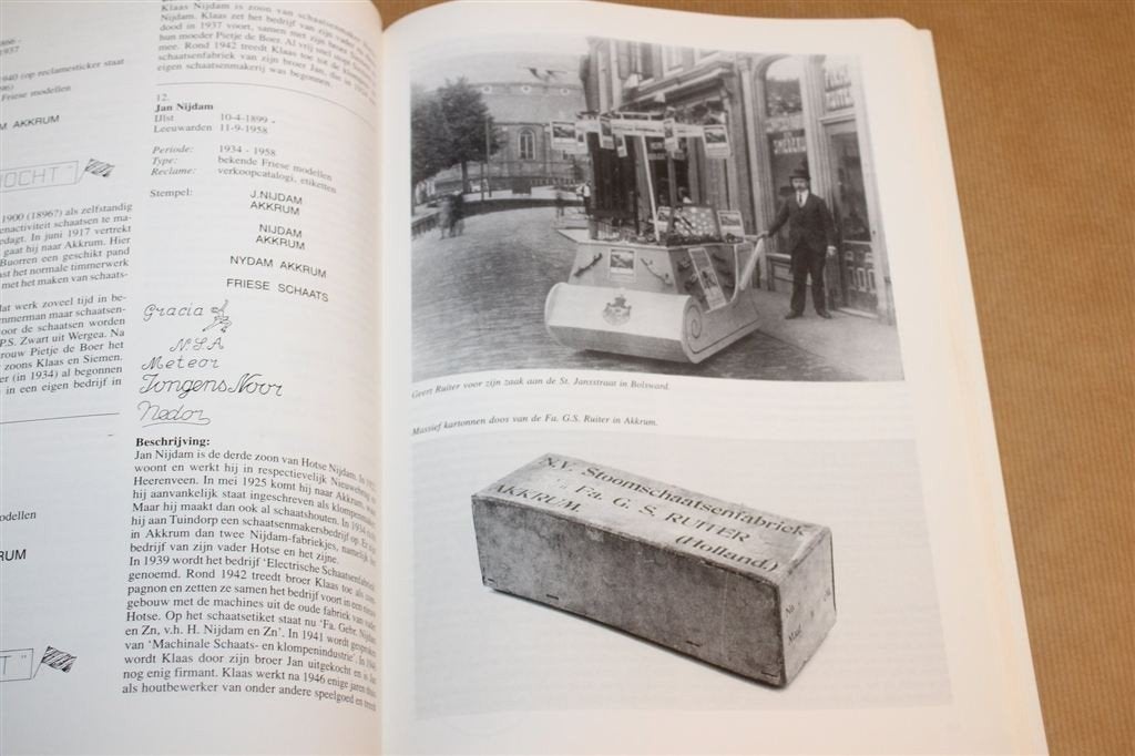 Friese Schaatsenmakers — Historie en Ambacht — Blauw, Ophalen of Verzenden, Gelezen