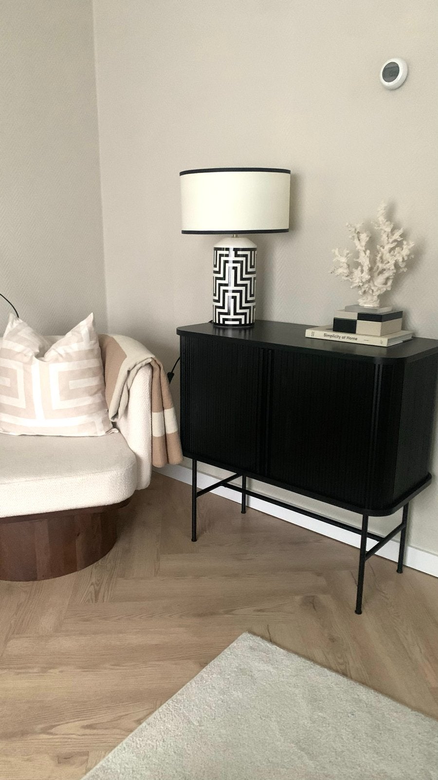 H&M HOME Zwart dressoir/kastje met jalouzie deurtjes, Huis en Inrichting, Ophalen, Gebruikt, 50 tot 100 cm, 25 tot 50 cm