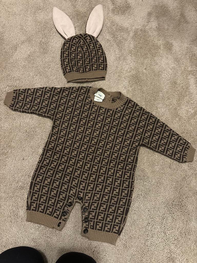 Fendi baby pakje met muts - 1 maand, Ophalen of Verzenden, Zo goed als nieuw, Jongetje of Meisje