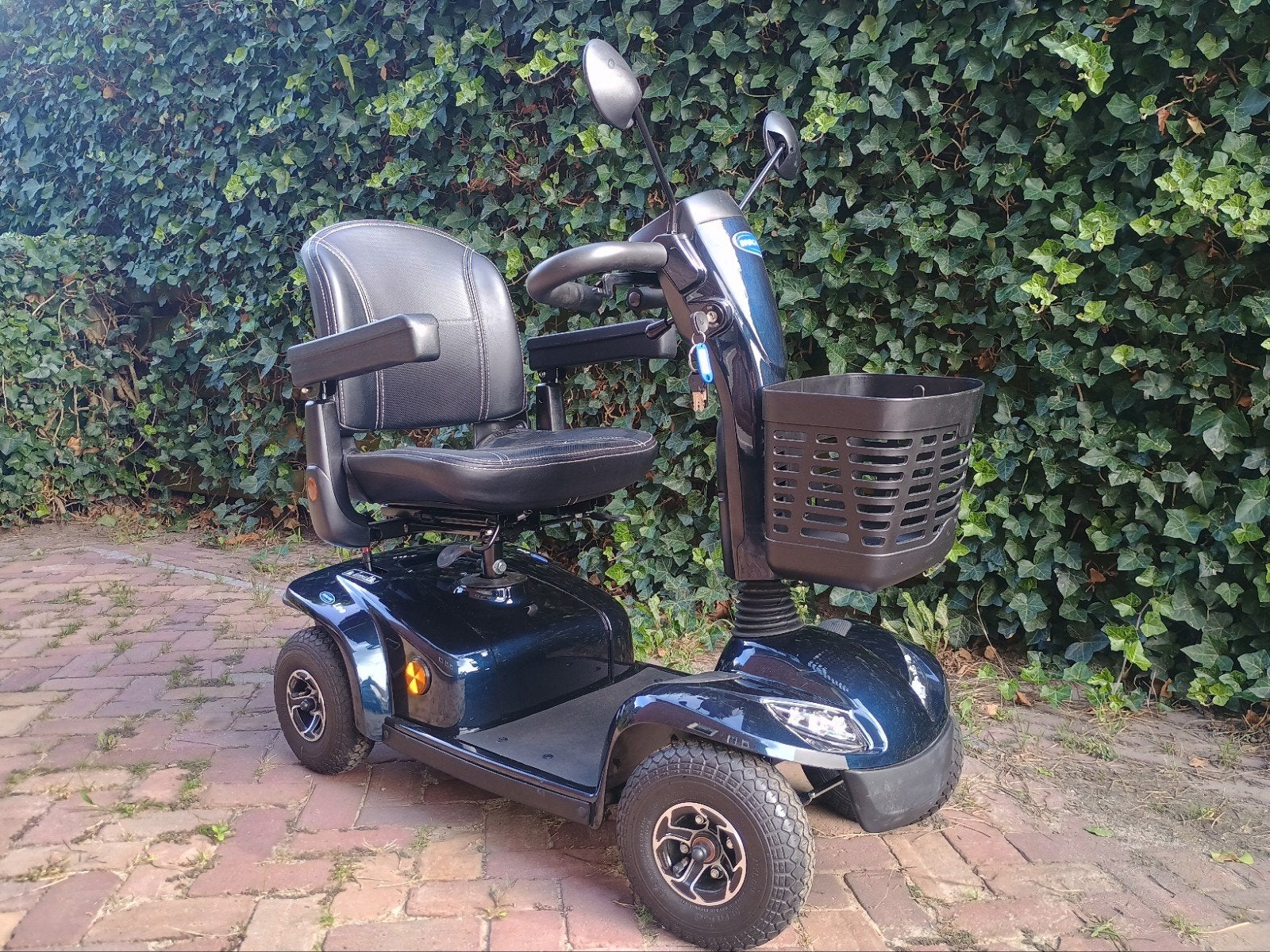 Scootmobiel Invacare Leo 4 wielen donkerblauw (Onyx Blue), Diversen, Ophalen, Invacare, 10 km/u of minder