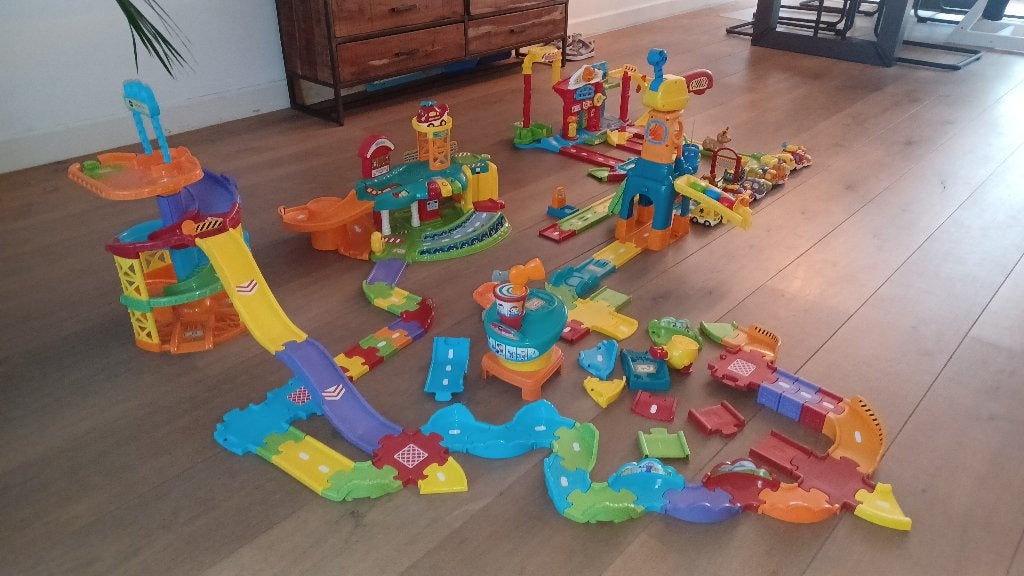 Vtech Toet Toet banen + 3 garage's + 16 autootjes, Ophalen of Verzenden, Gebruikt, 2 tot 4 jaar