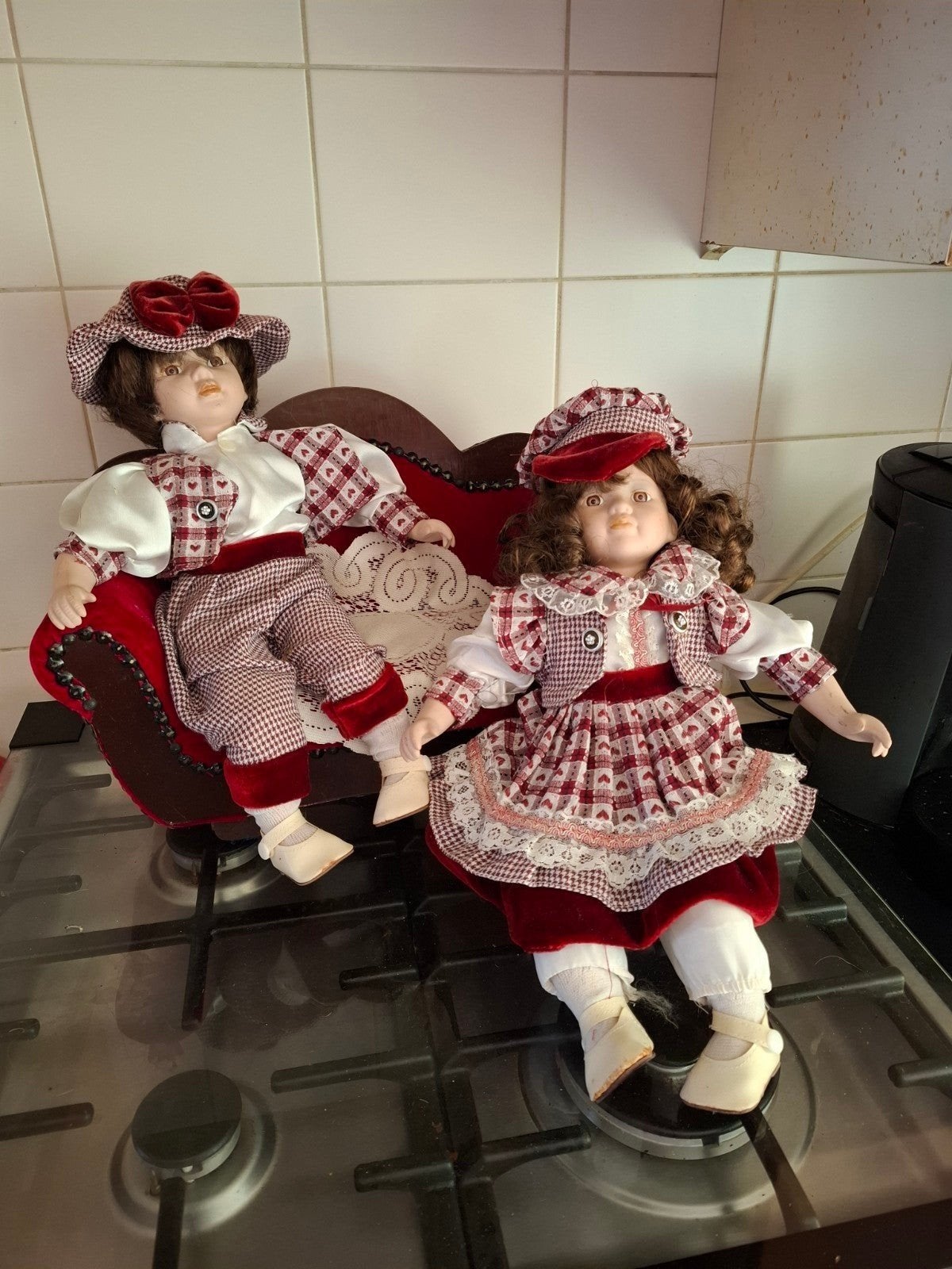 Tekoop mooie porseleinen poppen 0p een bankje, Ophalen, Zo goed als nieuw, Pop