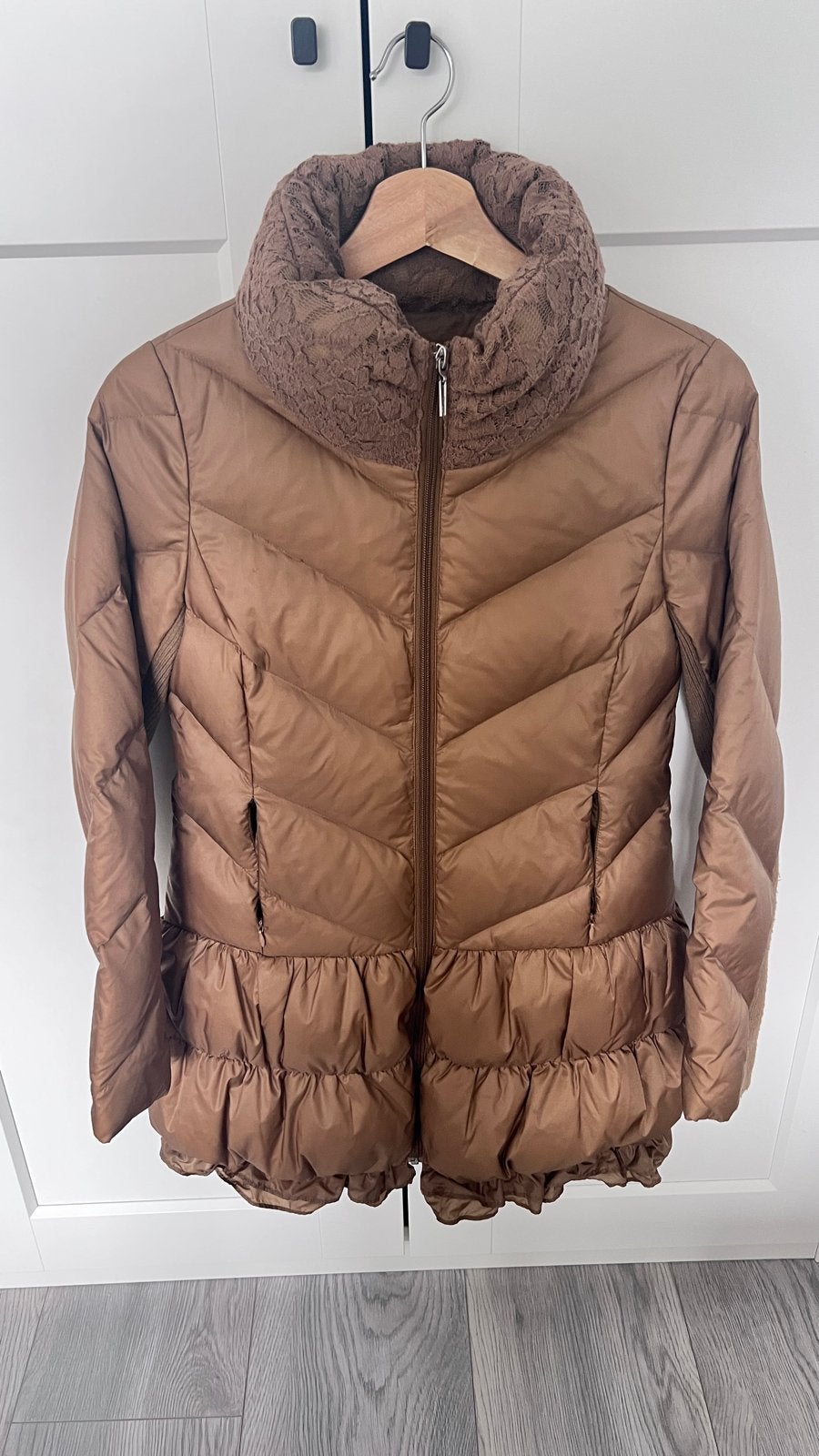 Lichtbruine donsjas met kanten kraag - Maat 155/80A, Ophalen of Verzenden, Zo goed als nieuw, Maat 34 (XS) of kleiner, Bruin