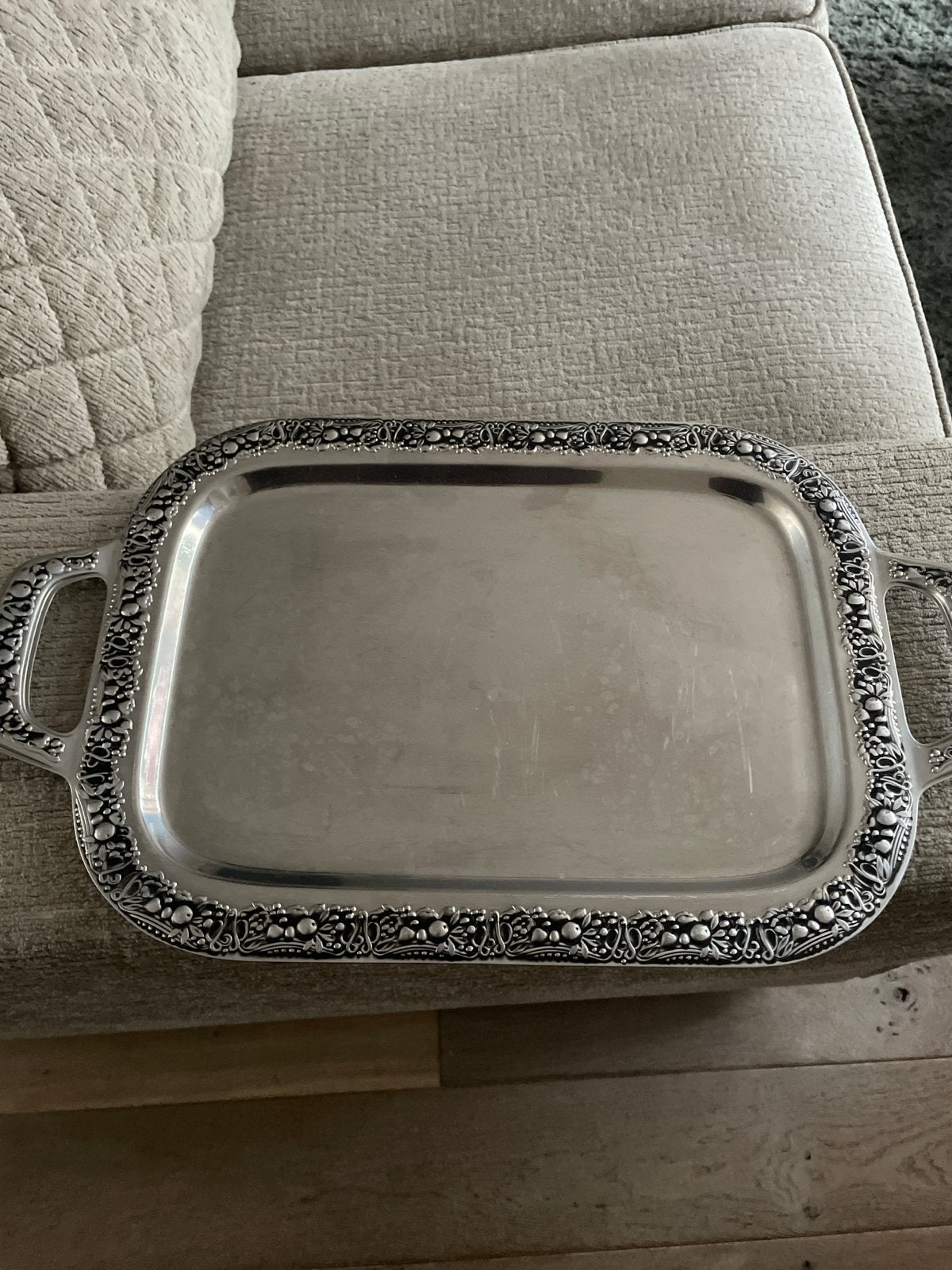 Zilverkleurig dienblad met sierlijke rand en handvatten, Gebruikt, Decoratieve rand, Ophalen of Verzenden, Dienblad