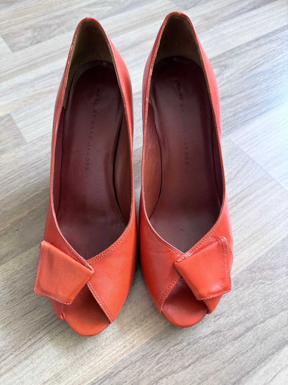Marc by Marc Jacobs Oranje Peep-Toe Pumps Maat 37.5, Kleding | Dames, Ophalen of Verzenden, Gedragen, Oranje, Pumps