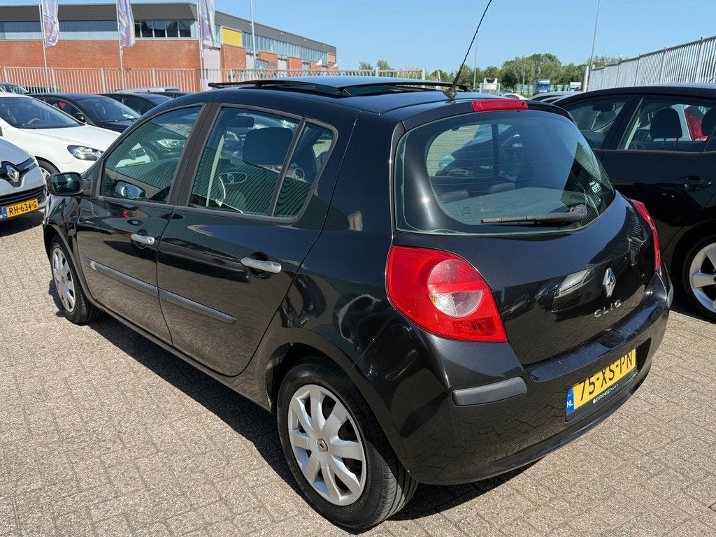 Renault Clio Gereserveerd!, Auto's, Voorwielaandrijving, Gebruikt, 4 cilinders, Zwart