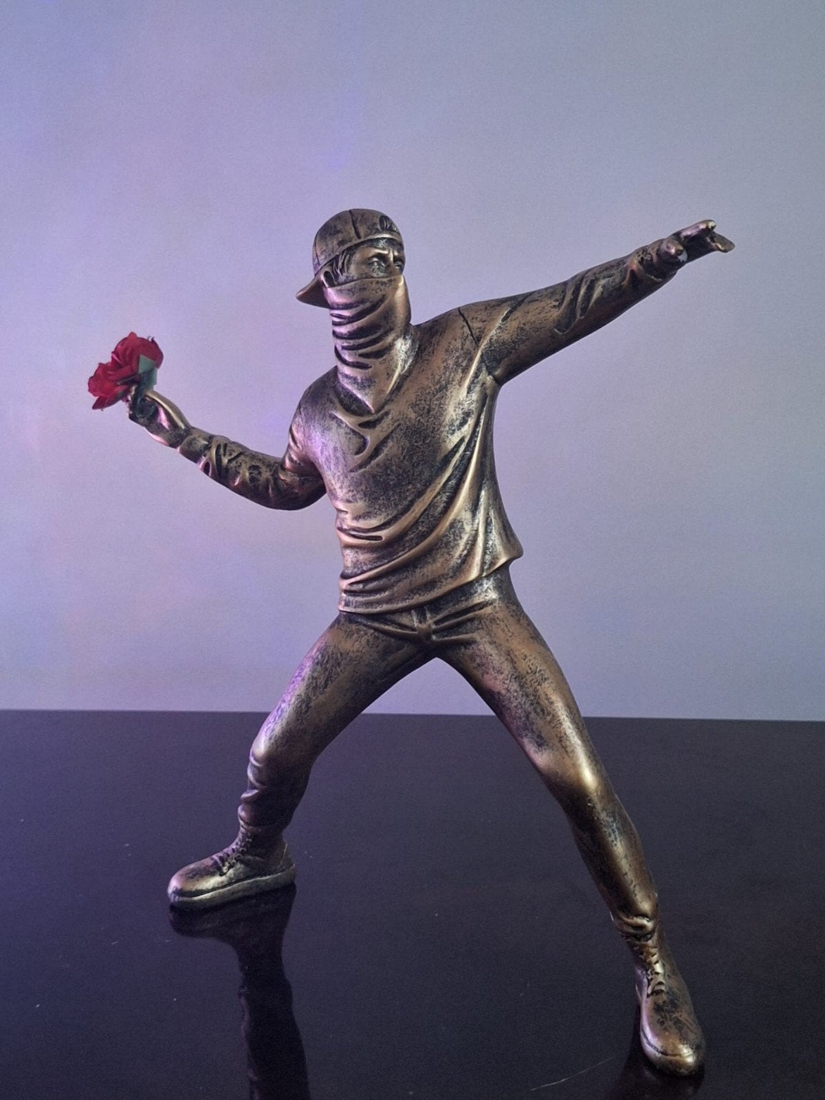 Banksy Flower Thrower hars beeldje, Ophalen of Verzenden, Handgemaakt, 20 - 50 cm, Beeld