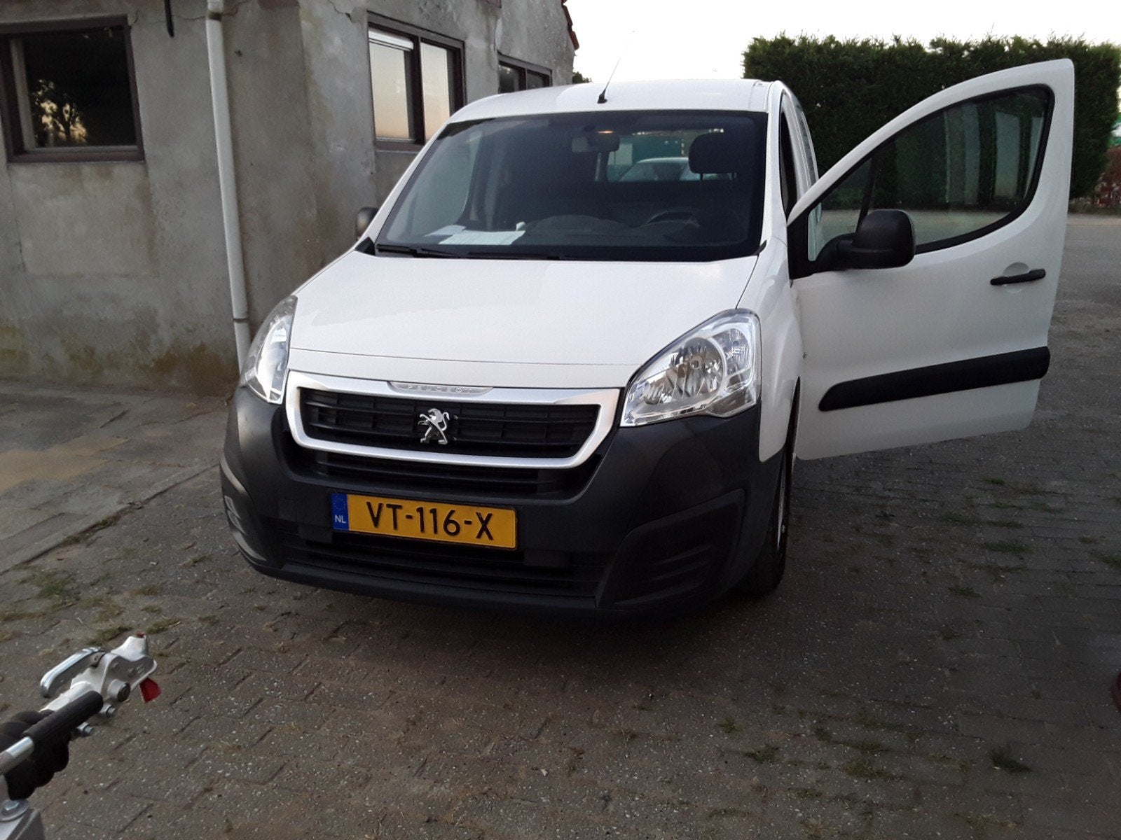 Peugeot Partner 1.6 Bluehdi 100pk  automaat grijskenteken, Auto's, Stof, Euro 6, 4 cilinders, Wit