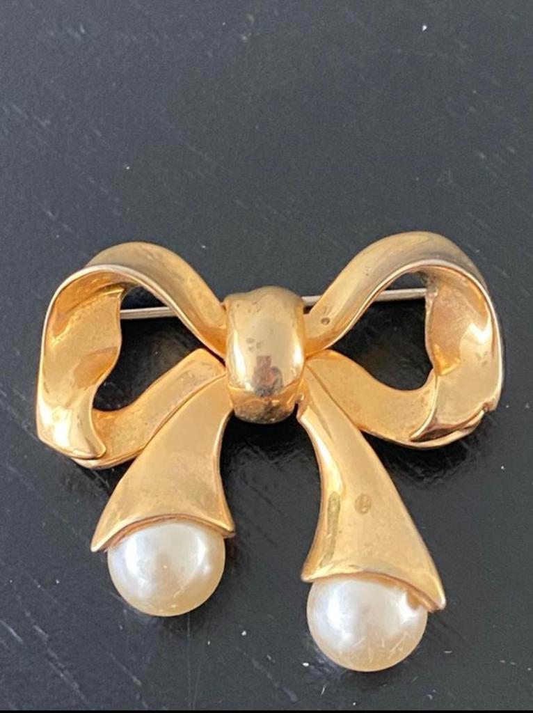 Vintage vergulde Franse designers strik broche, Ophalen of Verzenden, Zo goed als nieuw, Overige materialen