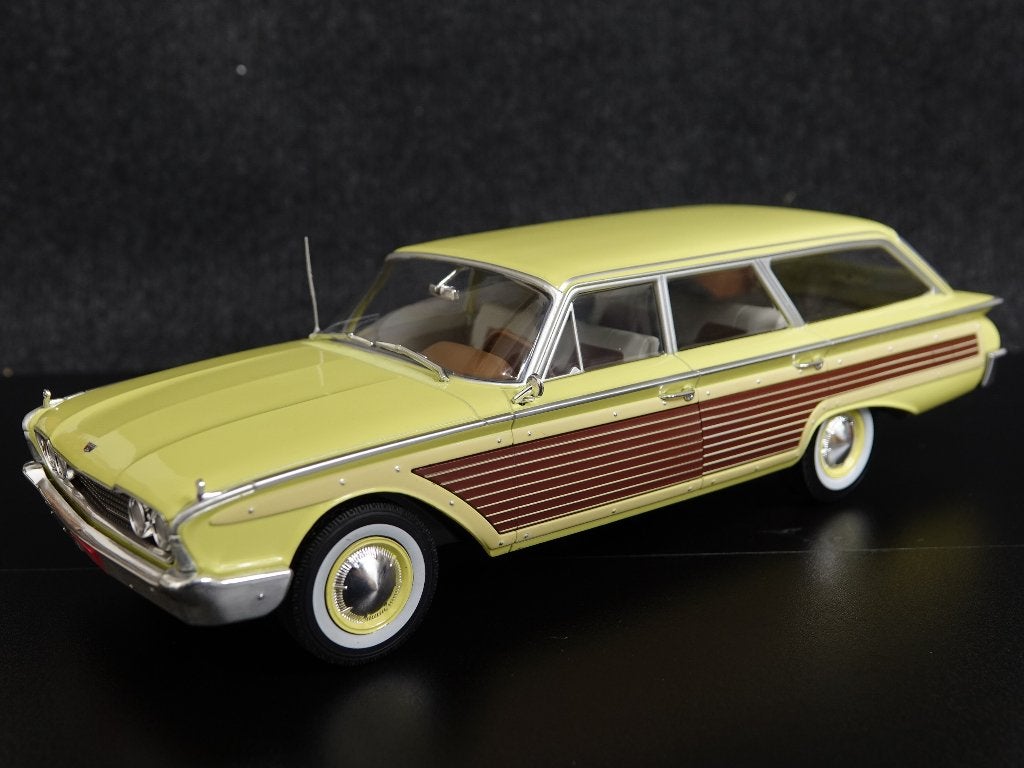 MCG 1:18 1960 Ford LTD Country Squire Lichtgeel / hout, Overige merken, MCG, Auto, Onbekend