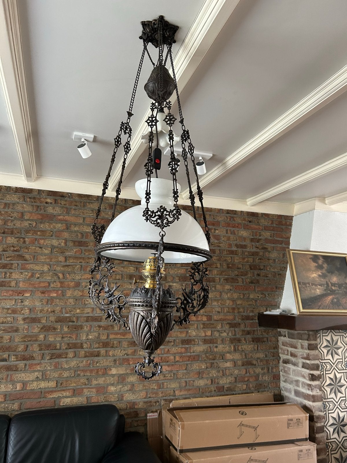 Antieke hanglamp met sierlijke details en melkglas, Ophalen of Verzenden