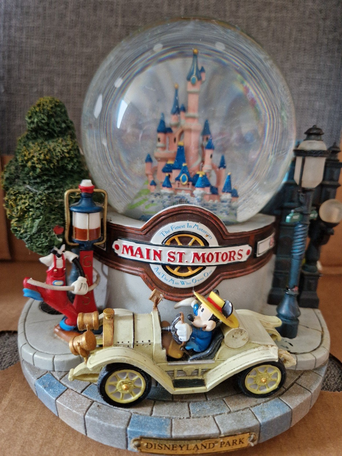 Disneyland Paris Main Street Motors sneeuwbol, Ophalen of Verzenden, Mickey Mouse, Gebruikt, Beeldje of Figuurtje