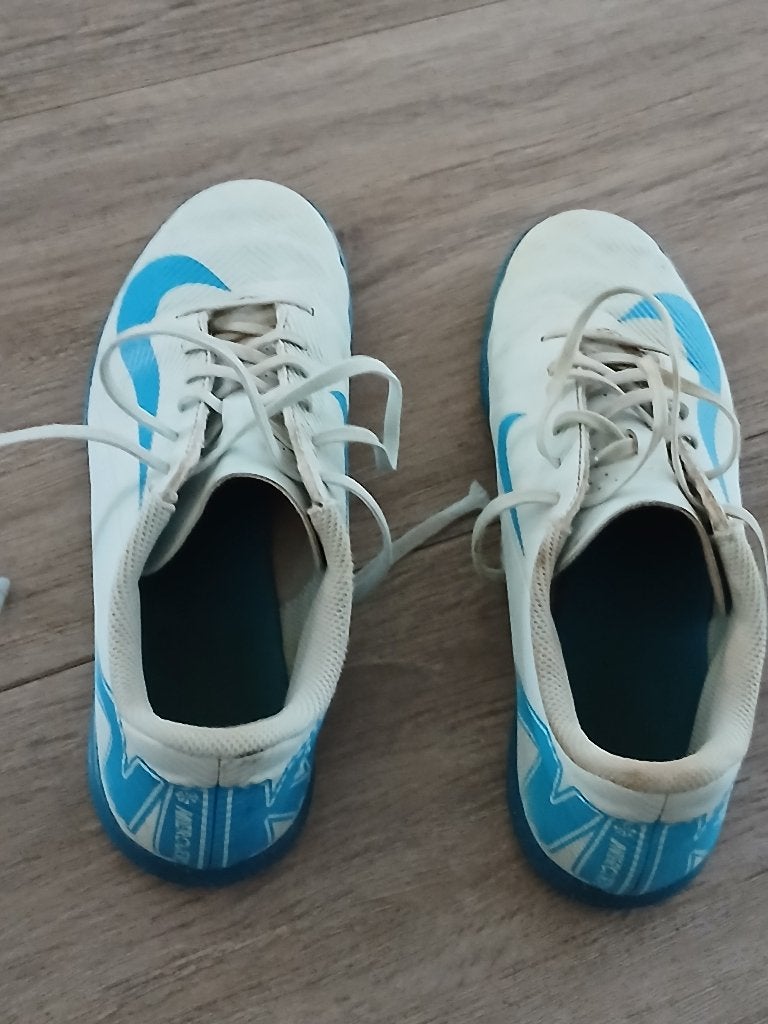 Voetbalschoenen zonder noppen, Shirt, Maat XS of kleiner, Ophalen of Verzenden, Zo goed als nieuw