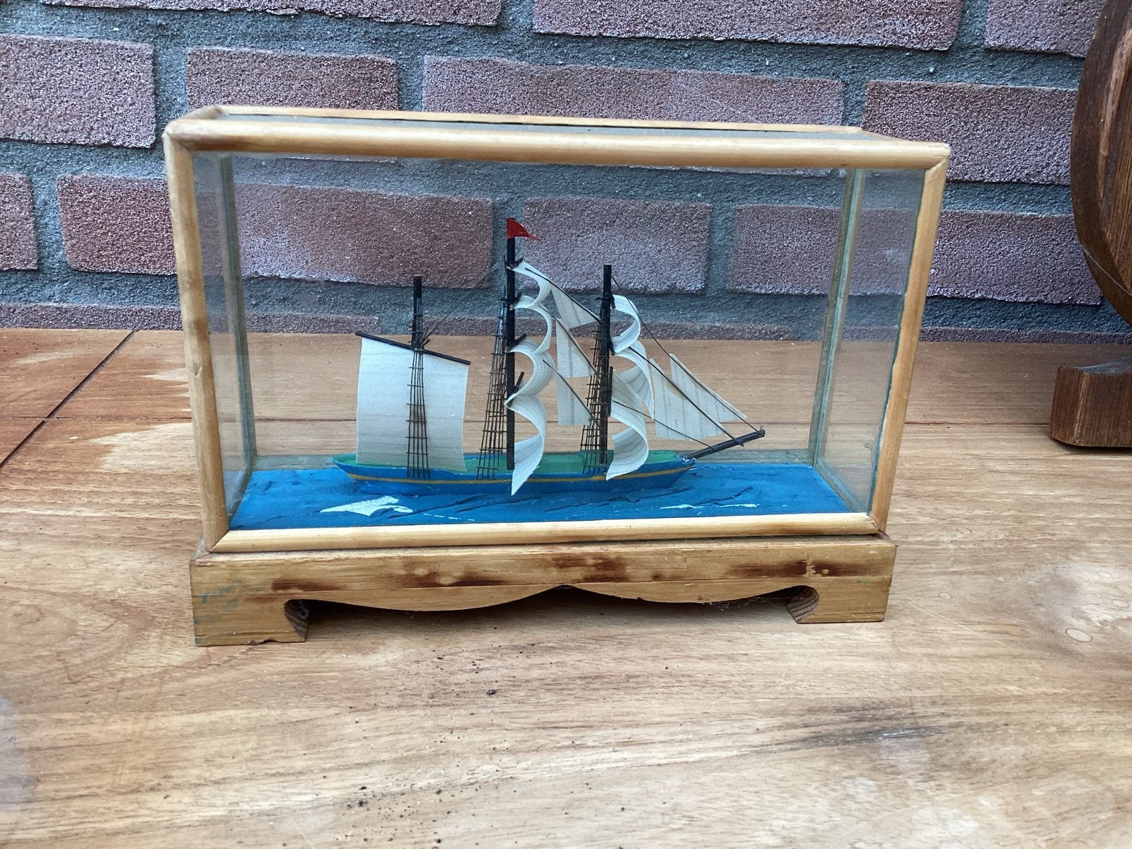 Vintage scheepje in glazen vitrine - decoratief, Ophalen, Gebruikt