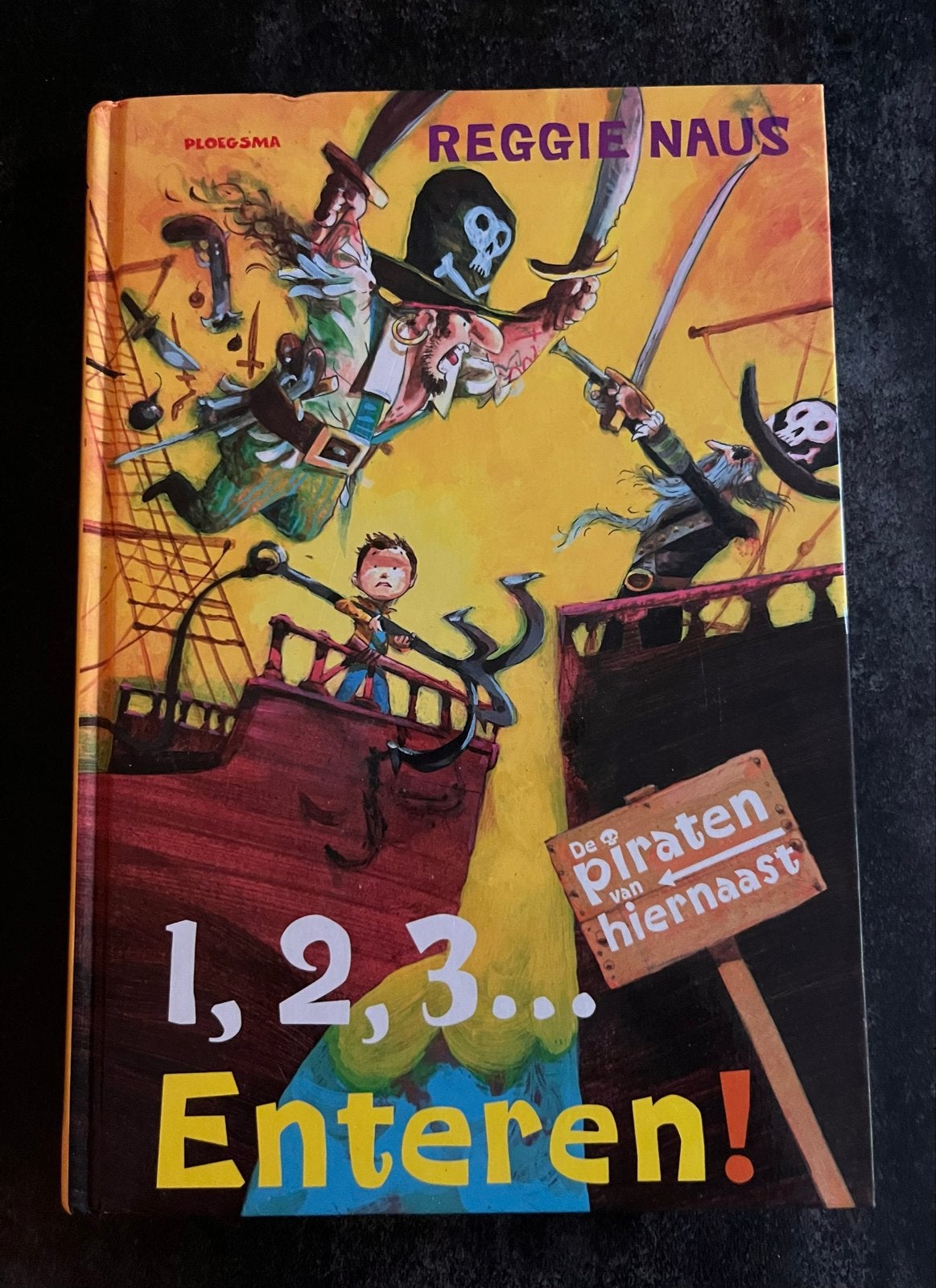 1, 2, 3... Enteren! De piraten van hiernaast - Reggie Naus, Ophalen of Verzenden, Zo goed als nieuw, Fictie