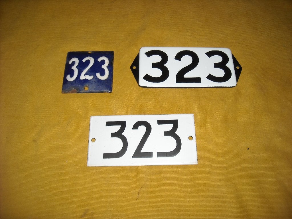 oud emaille huisnummer 323 ook 324 325 326 327 328 329 330 1, Ophalen of Verzenden