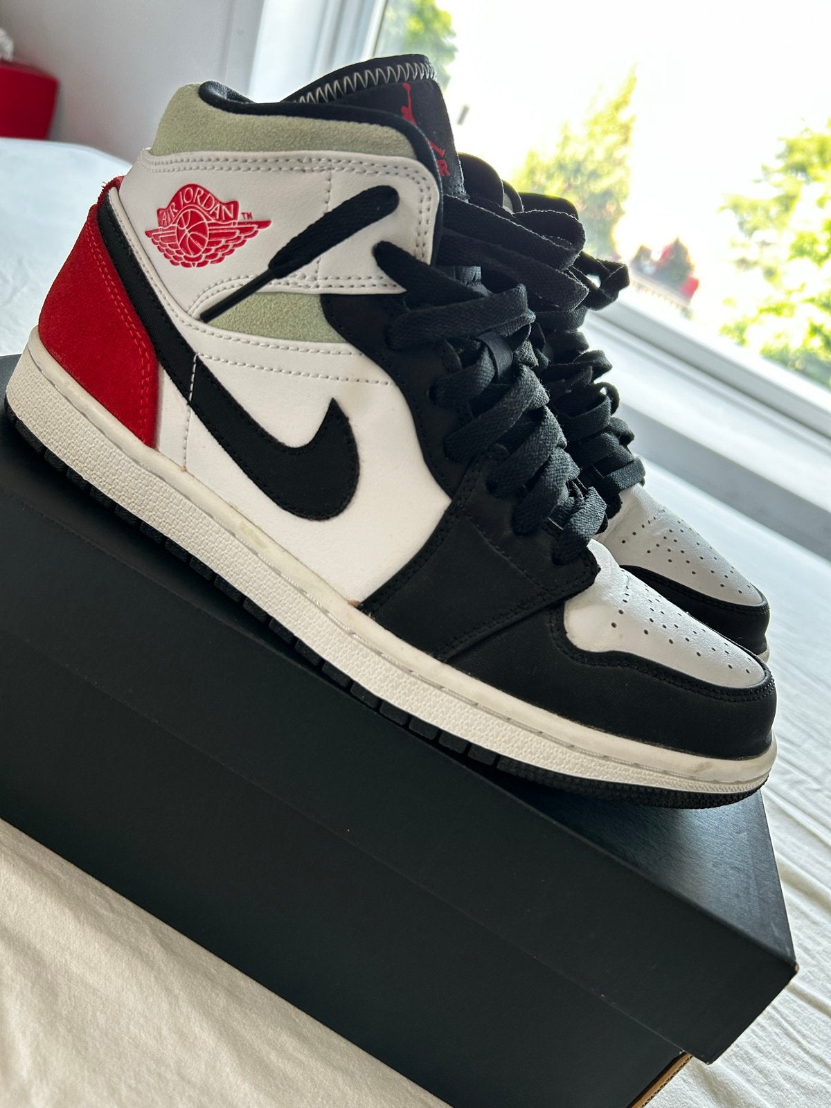 Nike Air Jordan 1 Mid SE - Wit/Zwart/Rood/Groen, Wit, Nieuw, Ophalen of Verzenden, Sneakers of Gympen