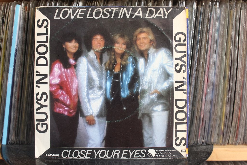 7" Single Guys 'n' Dolls - Love Lost In A Day / Close Your E, Gebruikt, 7 inch, Ophalen of Verzenden, Pop