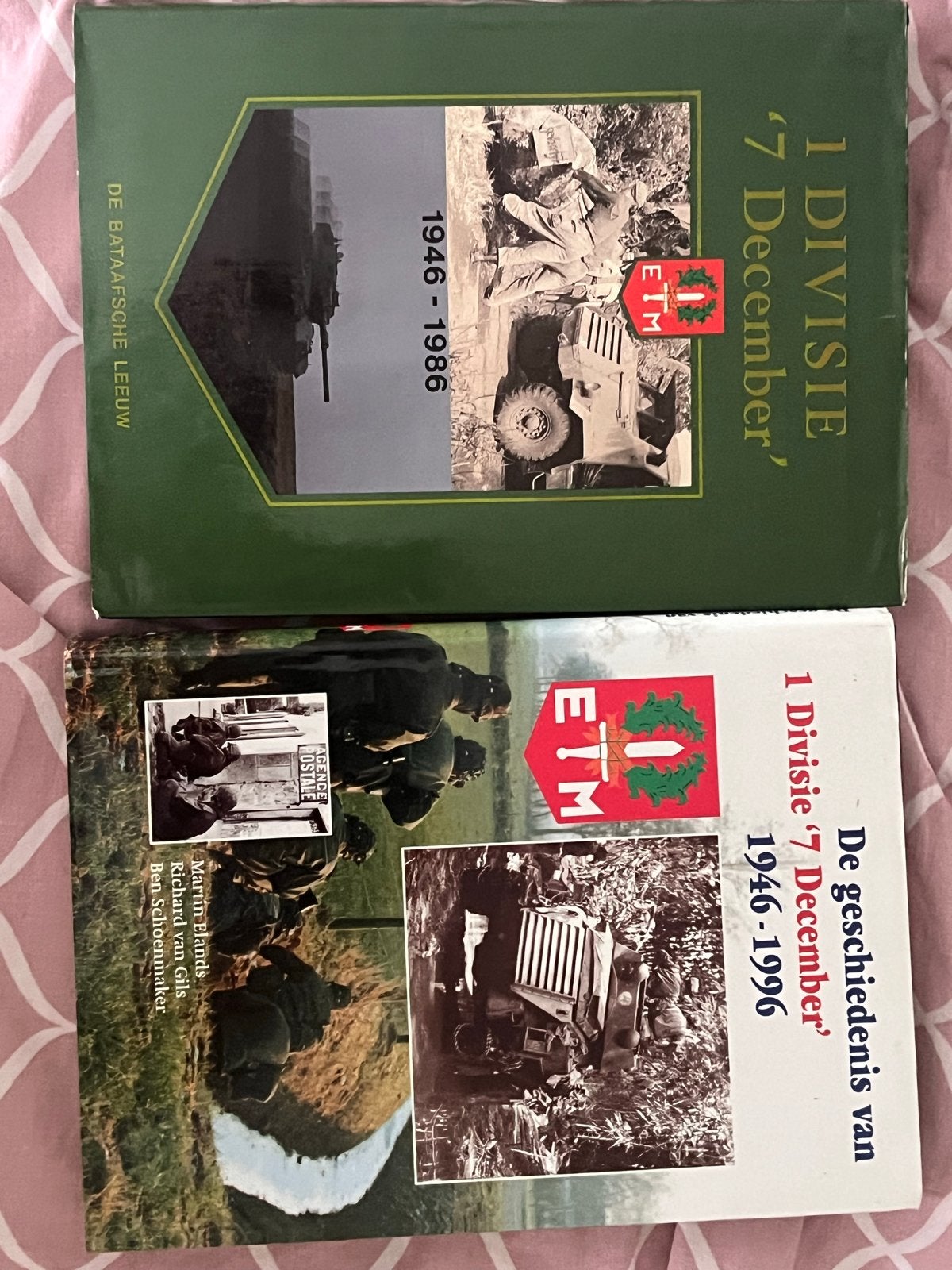 1 Divisie '7 December' Boeken (1946-1986 & 1946-1996), Boeken, Ophalen of Verzenden, 1945 tot heden, Gelezen, Landmacht