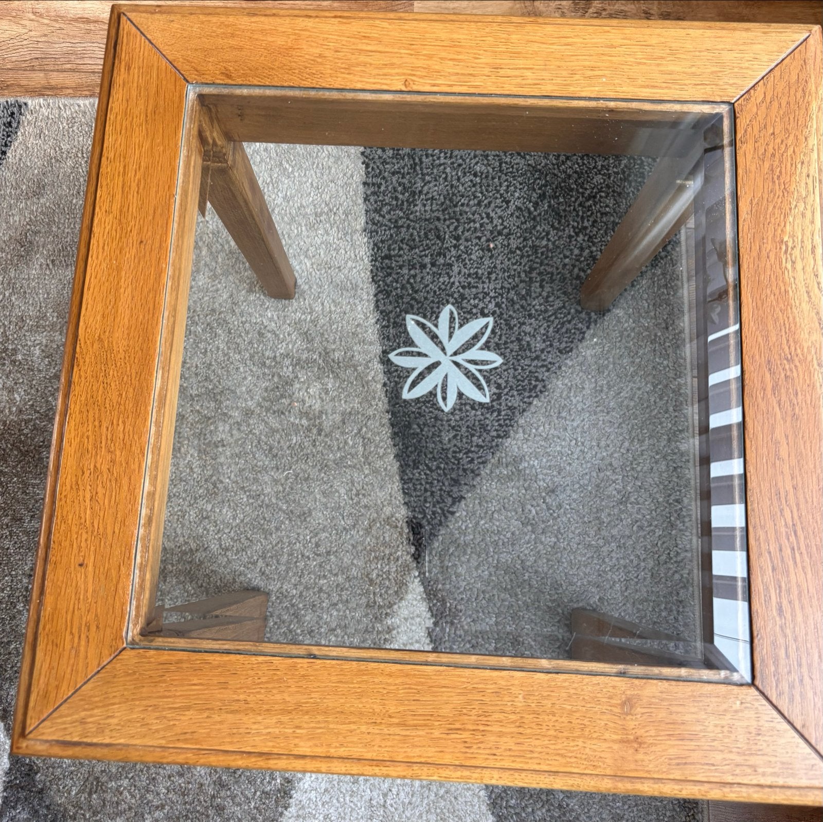 Mooi eiken bijzet tafeltje met geslepen bloem, Huis en Inrichting, Minder dan 55 cm, Gebruikt, Vierkant, Hout