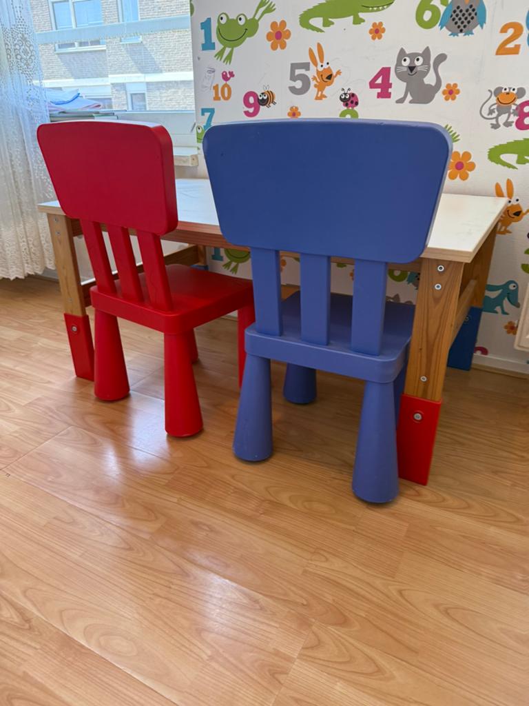Kinder tafel met 2 stoelen te koop, Kinderen en Baby's, Kinderkamer | Tafels en Stoelen, Ophalen of Verzenden, Gebruikt, Tafel(s)