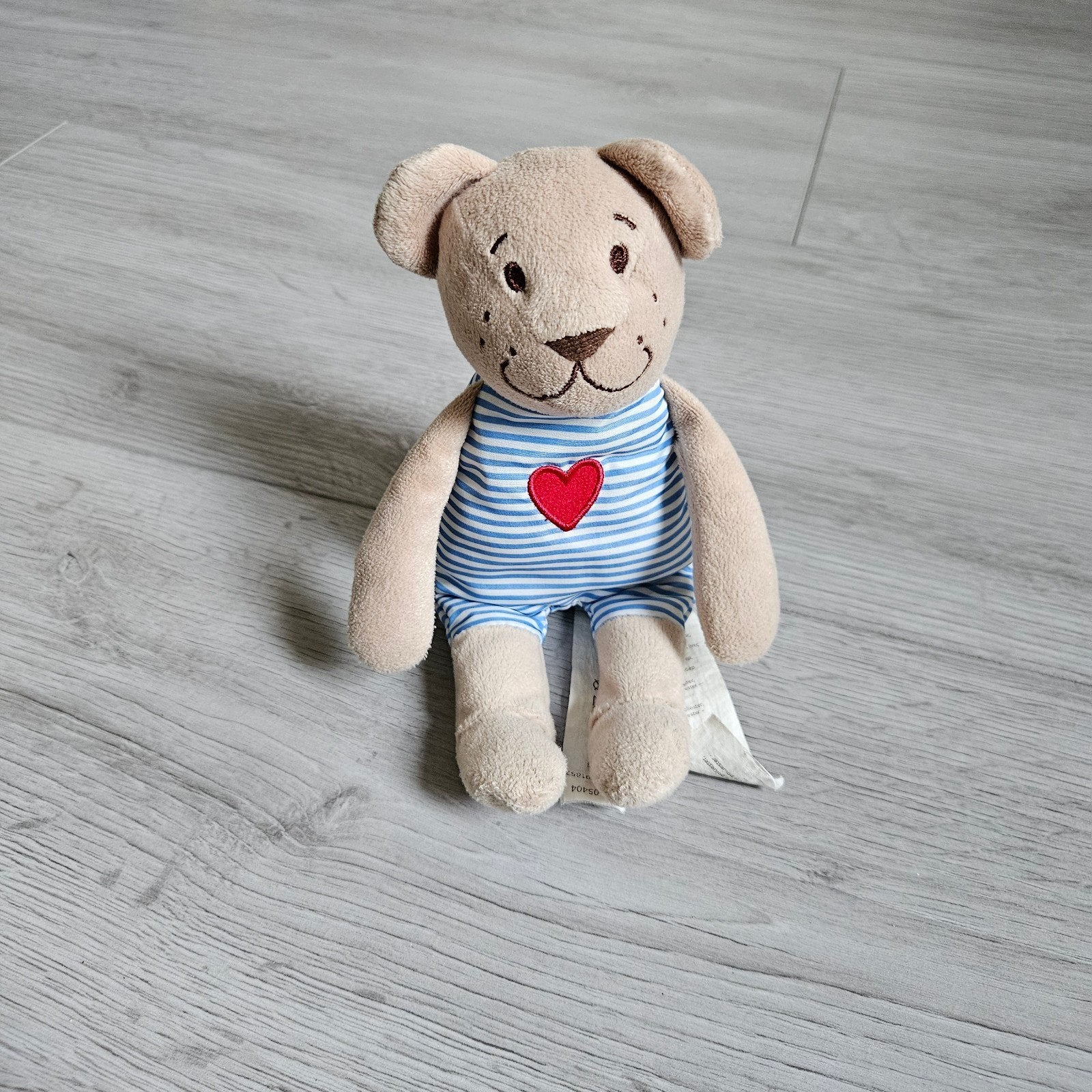 Schattige knuffelbeer met gestreept pakje en hartje, Beer, Ophalen of Verzenden, Zo goed als nieuw, Middelgroot (20 tot 80 cm)